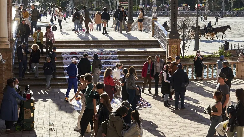 Turistas en la plaza de Espa&ntilde;a de Sevilla