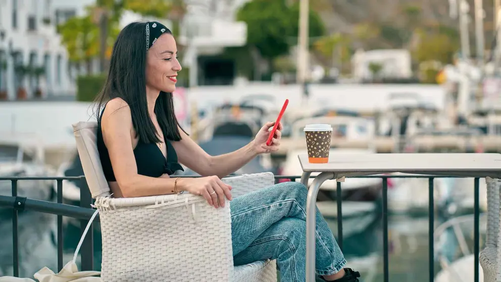 Una mujer en la terraza de un bar
