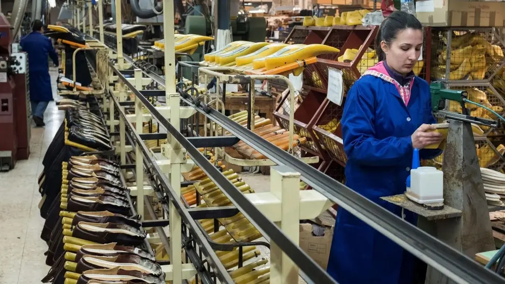 Una operaria trabajando en una f&aacute;brica de calzado