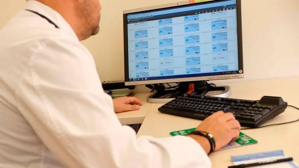 Un sanitario en el despacho de su consulta en Andaluc&iacute;a