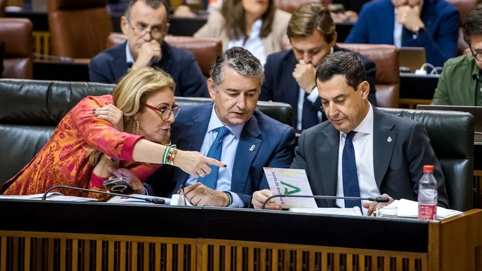 Juanma Moreno, junto a Antonio Sanz y Carolina Espa&ntilde;a