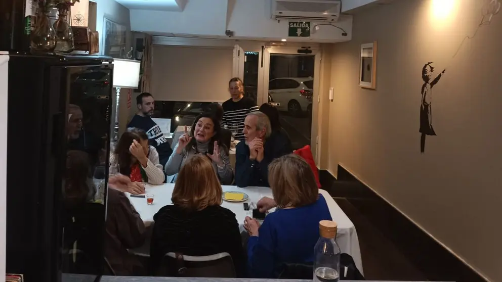 Comensales en el restaurante Versos Sueltos de Granada