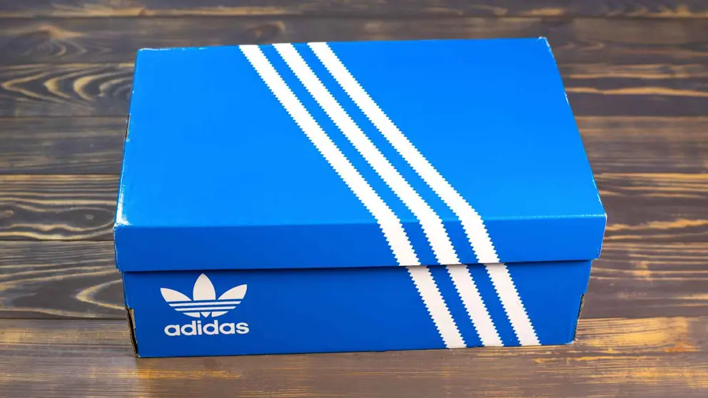Caja de zapatillas de Adidas