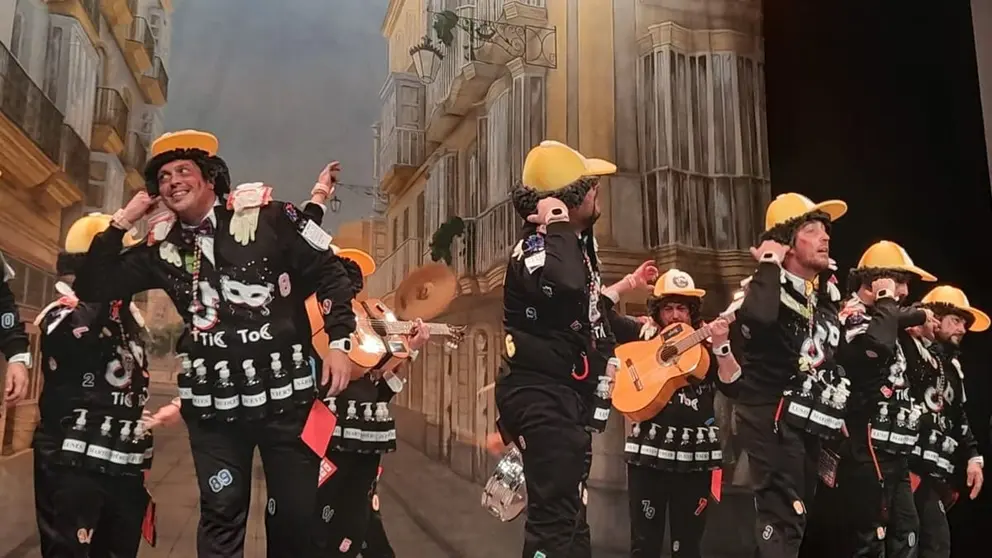 La chirigota Tik Tok, durante su actuaci&oacute;n en el Falla