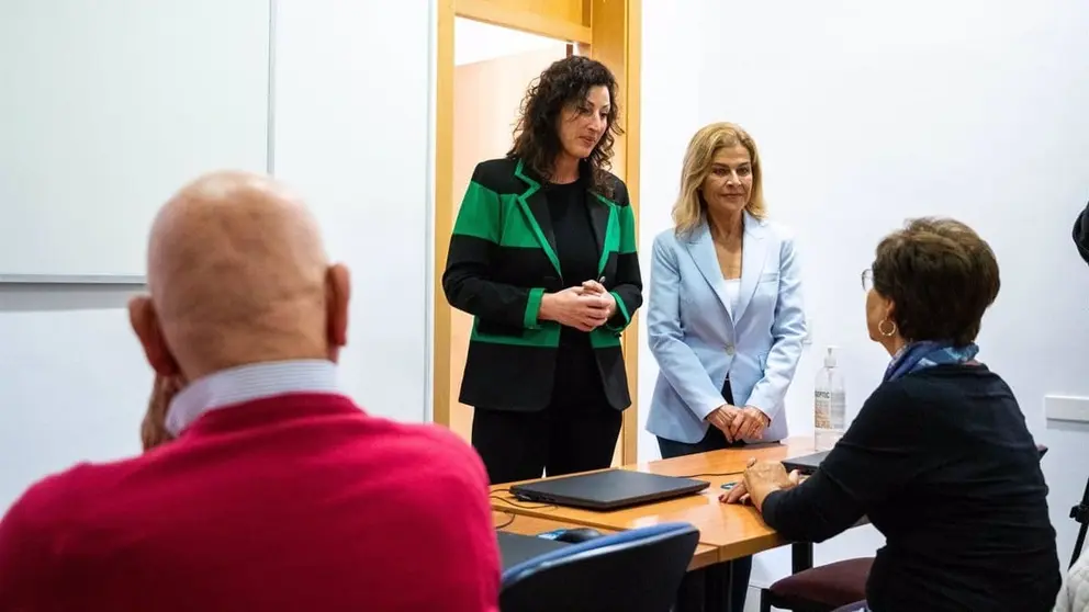 La alcaldesa de Almer&iacute;a, Mar&iacute;a del Mar V&aacute;zquez (PP), visita uno de los Centros de la Mujer junto con la concejal de Familia, Paola Laynez.