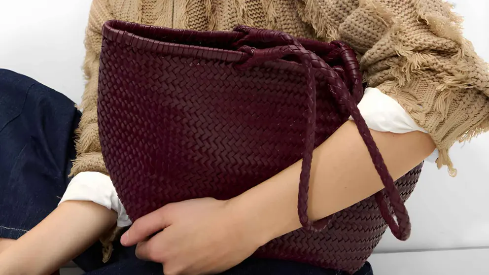 Bolso de hombro estilo shopper de piel trenzada abierto en liso Parfois