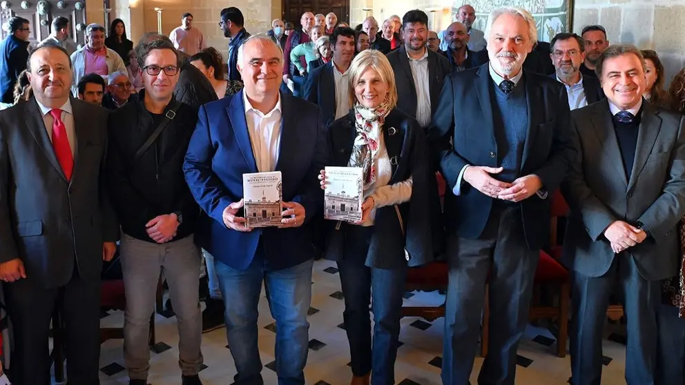 Antonio Conde presenta su libro &lsquo;Un recorrido por el municipalismo, pasado, presente y futuro&rsquo; junto a la Alcaldesa de Jerez, Mar&iacute;a Jos&eacute; Garc&iacute;a-Pelayo. Ambos sostienen un ejemplar.