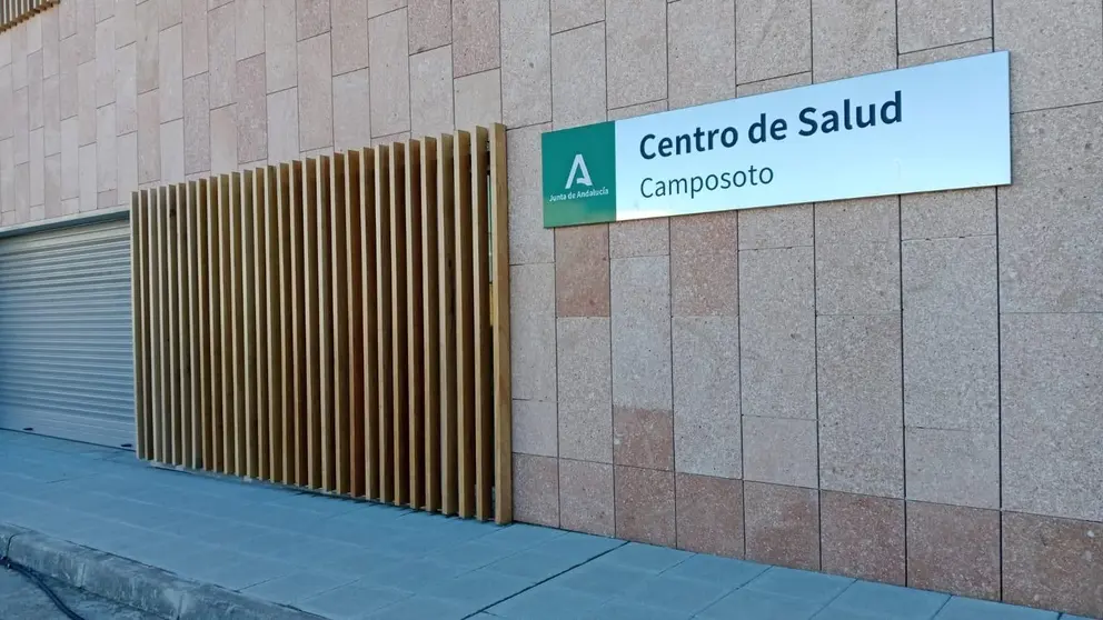 Acceso al centro de salud de Camposoto, que aguarda su puesta en funcionamiento