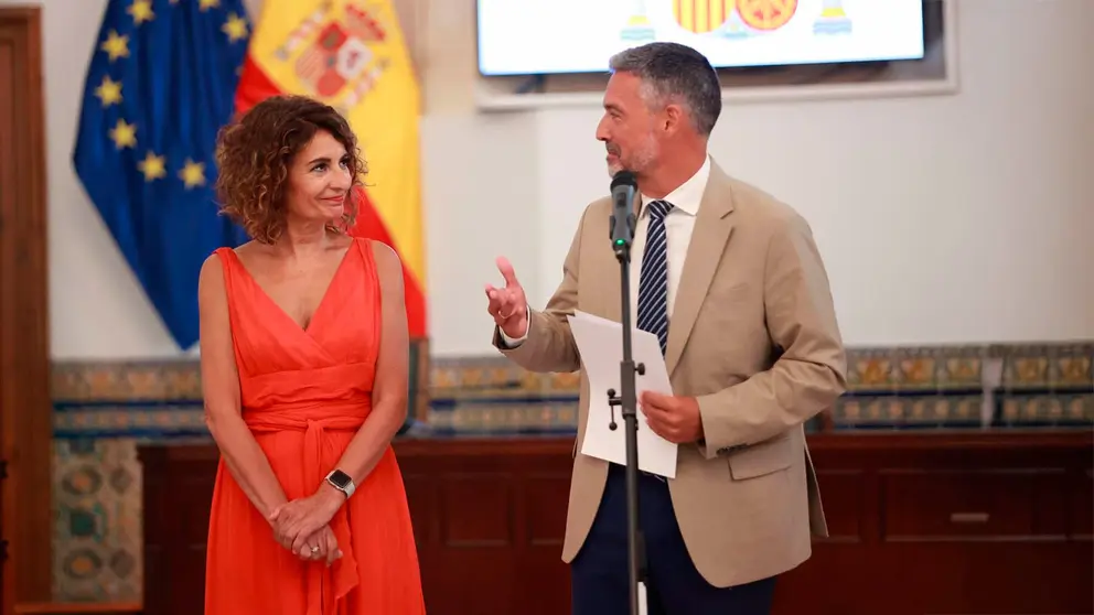 21/08/2024 La vicepresidenta primera del Gobierno y ministra de Hacienda, Mar&iacute;a Jes&uacute;s Montero, junto al alcalde de Rota, Jos&eacute; Javier Ruiz Arana, en la atenci&oacute;n a los medios durante la visita institucional al Ayuntamiento de Rota. A 21 de agosto de 2024, en Rota, C&aacute;diz (Andaluc&iacute;a, Espa&ntilde;a). La ministra Mar&iacute;a Jes&uacute;s Montero ha realizado una visita institucional al Ayuntamiento de Rota, donde ha mantenido una reuni&oacute;n con el alcalde, Jos&eacute; Javier Ruiz Arana.
POLITICA 
Roc&iacute;o Ruz - Europa Press