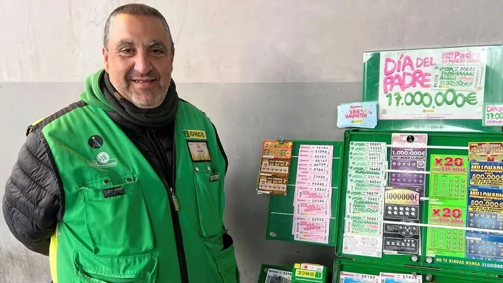 Juli&aacute;n Trabado, vendedor de la ONCE