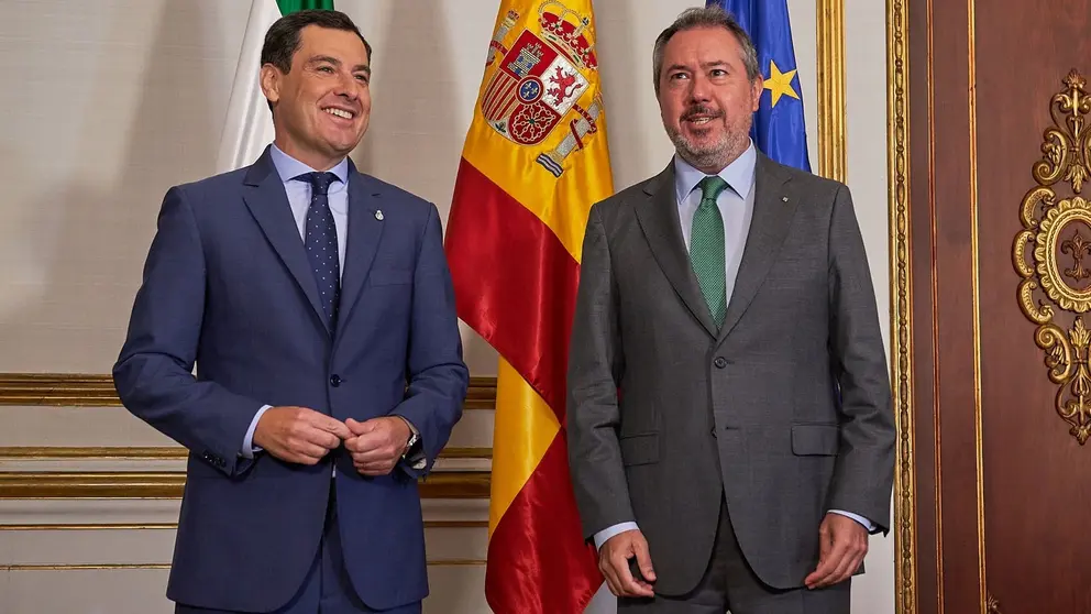 Juanma Moreno, junto a Juan Espadas durante la &uacute;ltima ronda de portavoces