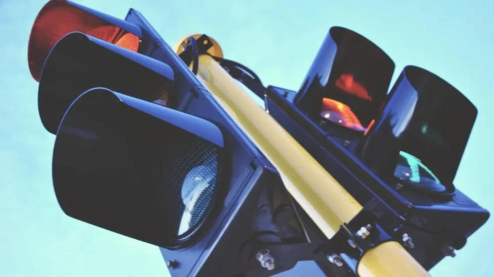 Imagen de un sem&aacute;foro de C&aacute;diz