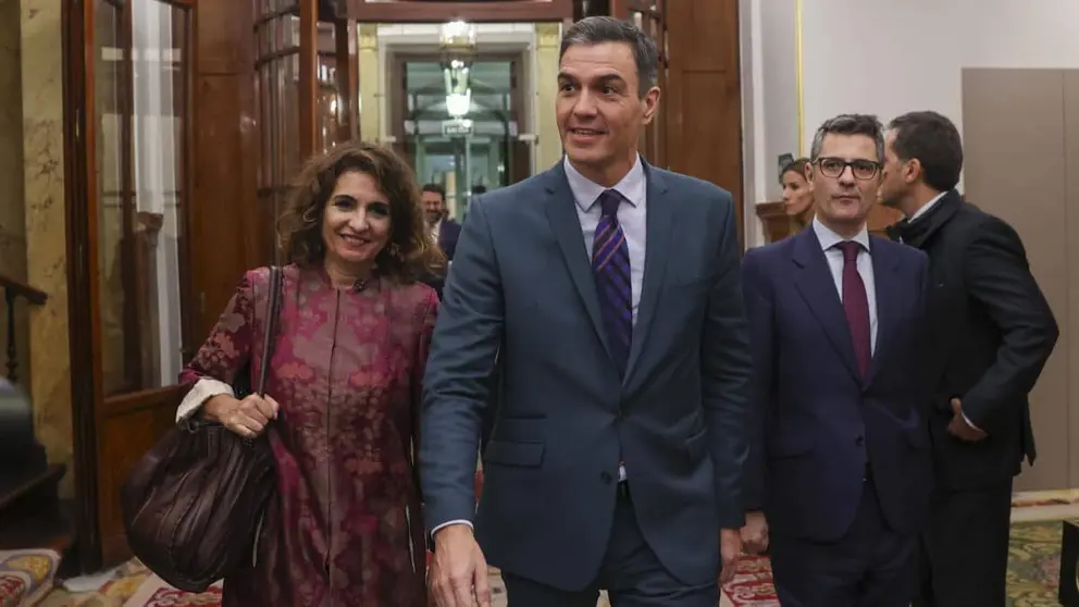 Pedro S&aacute;nchez, junto a Mar&iacute;a Jes&uacute;s Montero y F&eacute;lix Bola&ntilde;os