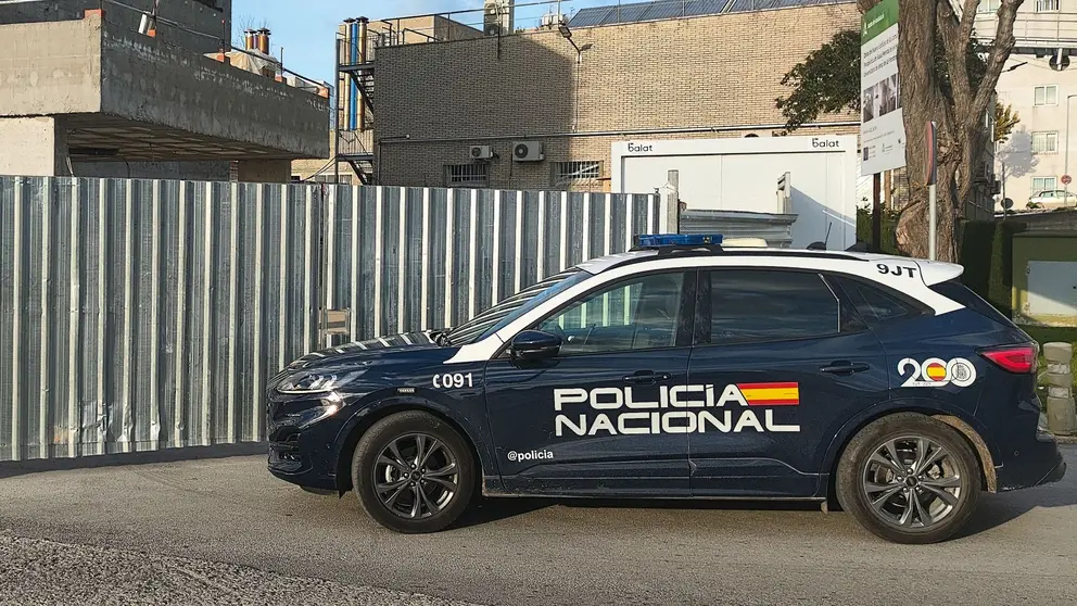 Coche de la Polic&iacute;a Nacional junto a la obra del Hospital de Jerez