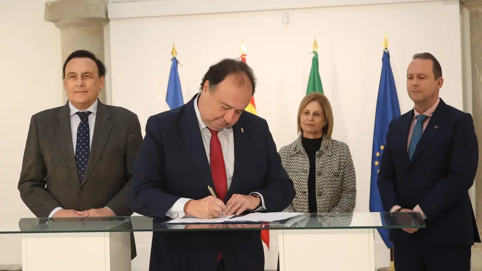 Firma del convenio para la celebraci&oacute;n de los 'Cursos de verano' en Jerez | Cristo Garc&iacute;a