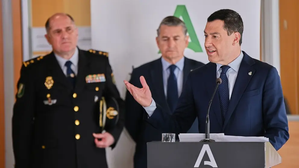 Juanma Moreno ha subrayado la importancia del convenio sobre Polic&iacute;a Adscrita | Salvador L&oacute;pez Medina