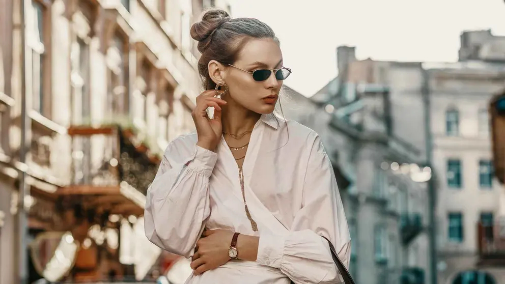 Una mujer a la moda con un bolso de Parfois