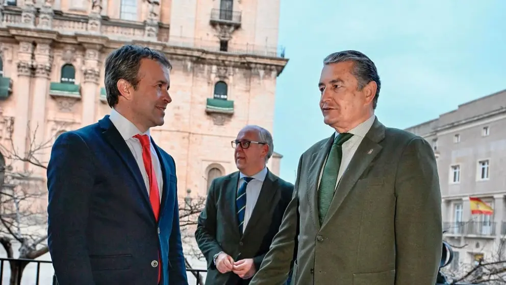 El consejero Antonio Sanz, junto al alcalde de Ja&eacute;n Julio Mill&aacute;n