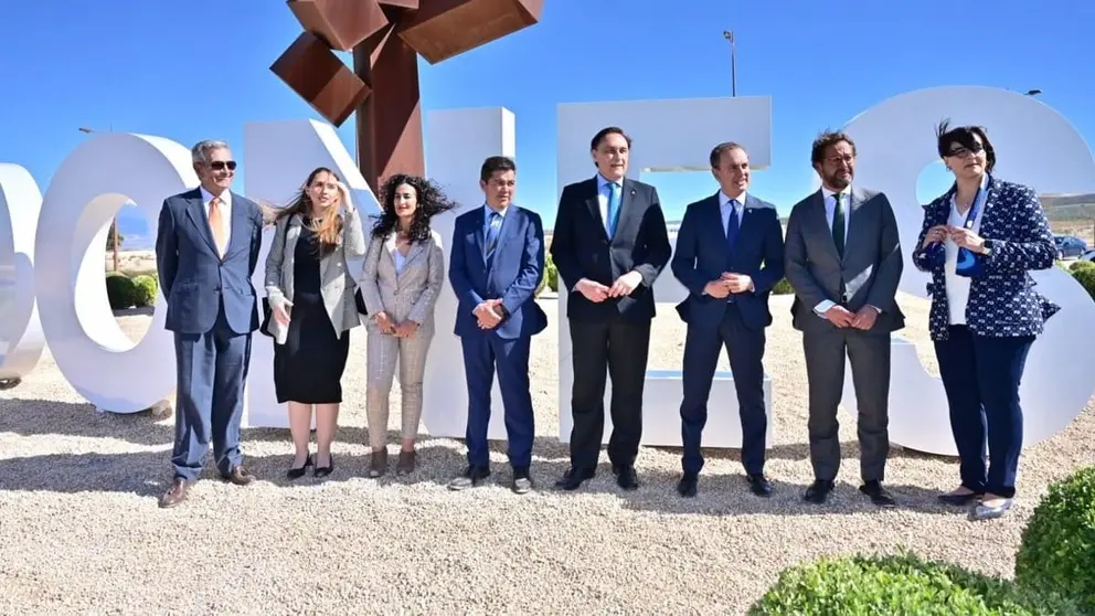 El consejero de Universidad, Jos&eacute; Carlos G&oacute;mez Villamandos (4d), en Esc&uacute;zar, con su alcalde, Antonio Arrabal, a su derecha en la imagen