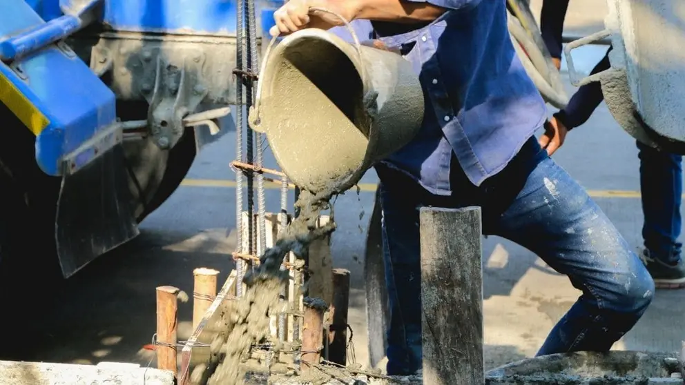 Peones trabajando en una obra