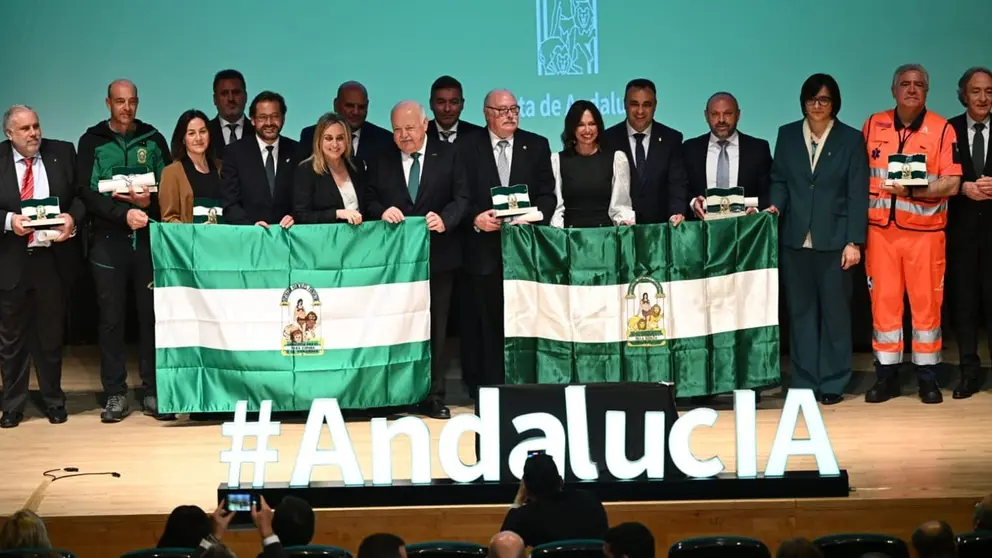 Acto de entrega de las Banderas de Andaluc&iacute;a en Granada