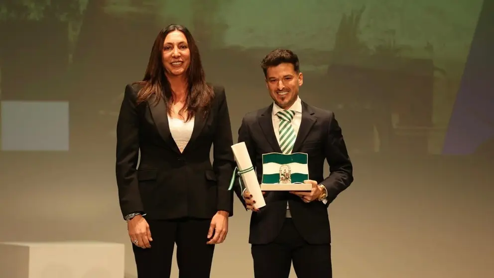 La consejera Loles L&oacute;pez entrega la Bandera de Andaluc&iacute;a del Deporte a Juan Bautista Castilla Chamba