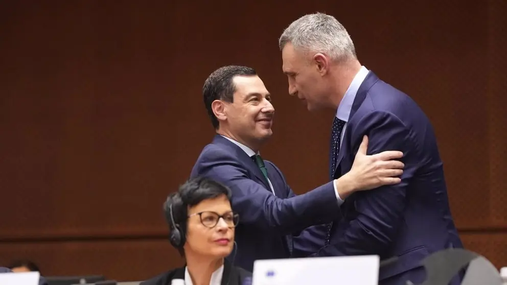 El presidente de la Junta de Andaluc&iacute;a, Juanma Moreno, saluda al alcalde de Kiev, Vitali Klitschko, en Bruselas