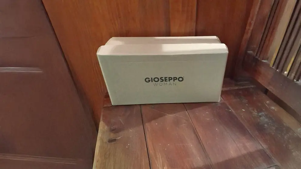 Caja de zapatillas Gioseppo