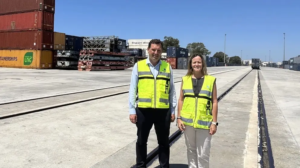 Alberto Santana, presidente del Puerto de Huelva, junto a la jefa del &Aacute;rea de Infraestructuras del Puerto de Huelva, Guadalupe Diaz.