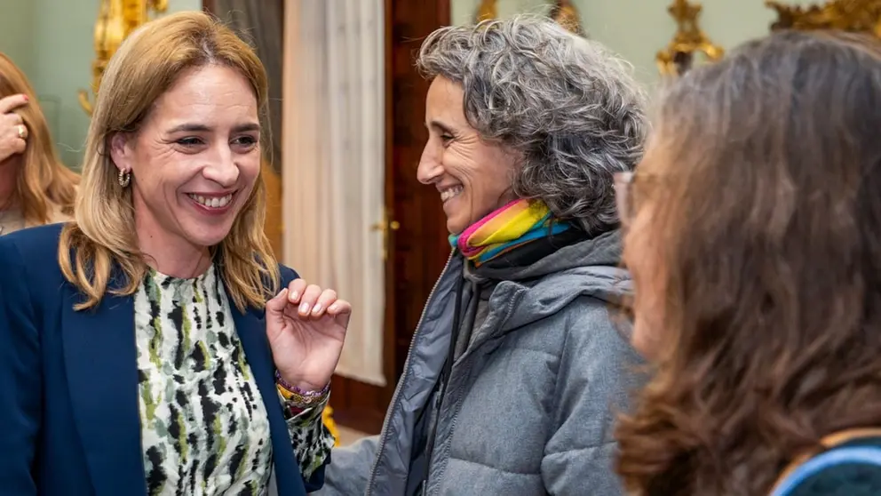 Almudena Mart&iacute;nez, presidenta de la Diputaci&oacute;n de C&aacute;diz ha mantenido un encuentro con representantes de los colectivos LGTBI