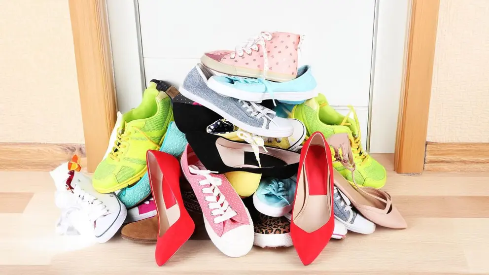 Zapatillas en el suelo