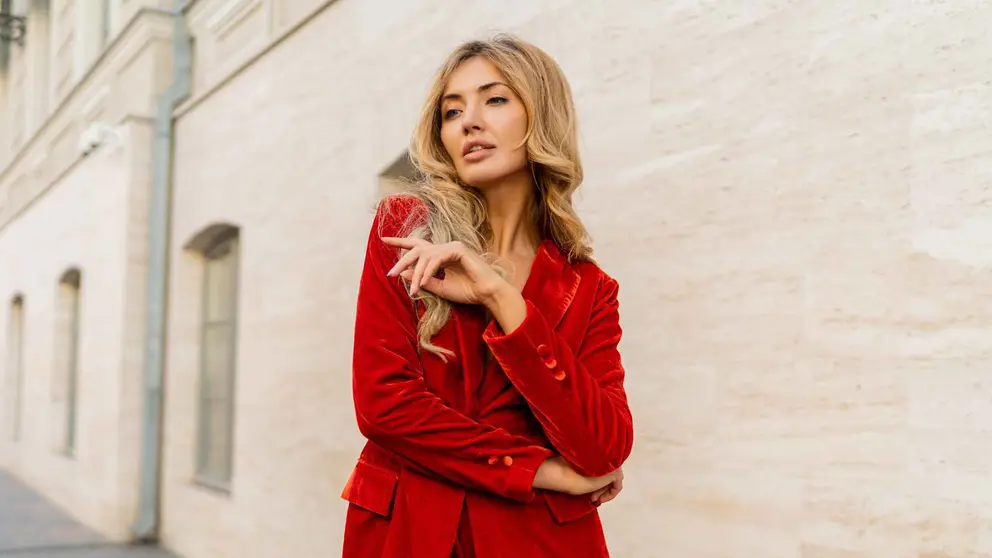 Una mujer a la moda con ropa de Sfera