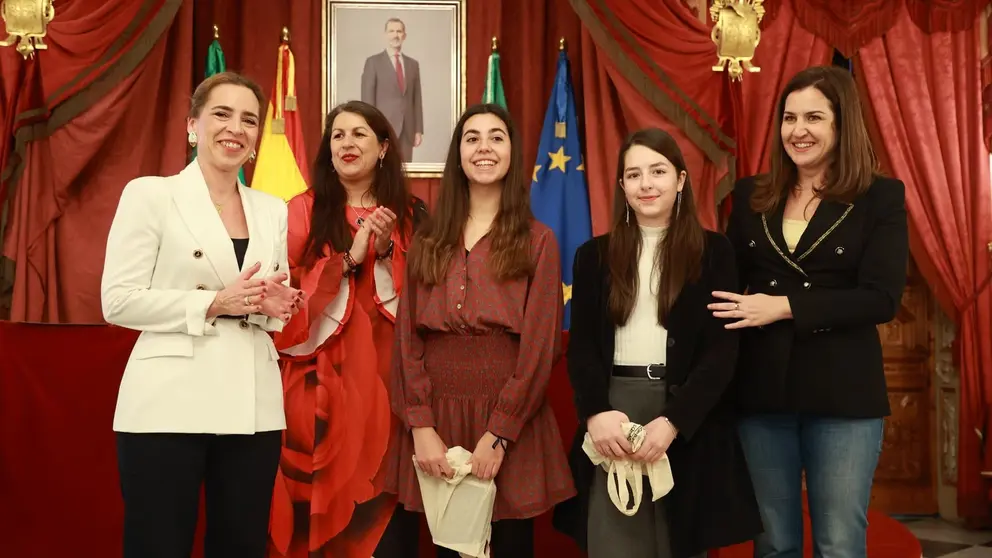 Almudena Mart&iacute;nez posa con algunas de las ganadoras | Cristo Garc&iacute;a