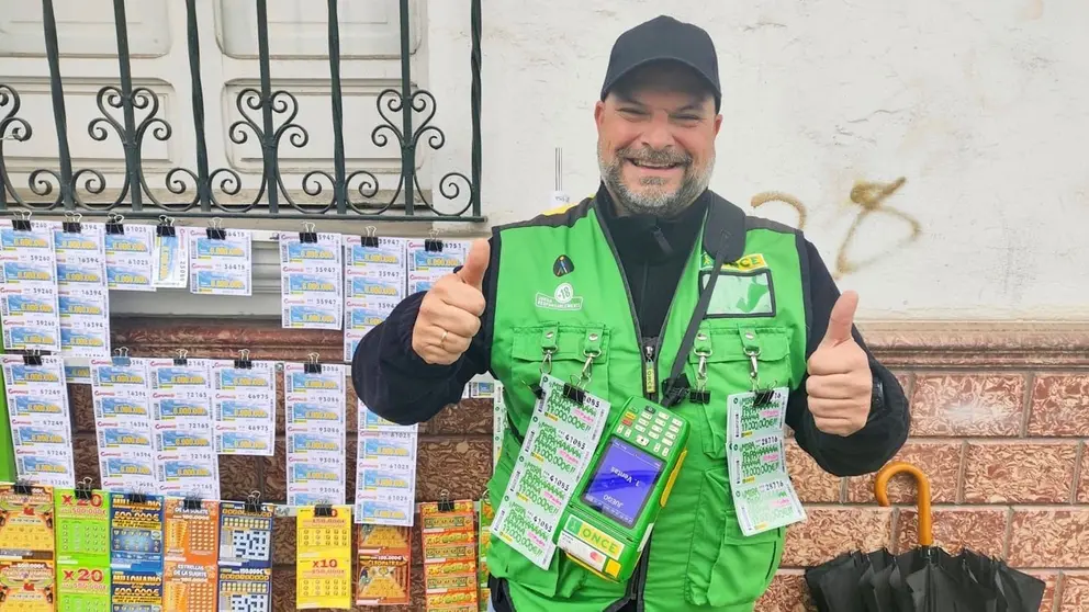 Jos&eacute; Antonio Ben&iacute;tez, vendedor de la ONCE en Ubrique