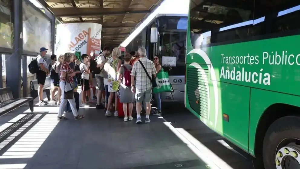 Usuarios del transporte p&uacute;blico andaluz en una imagen de archivo