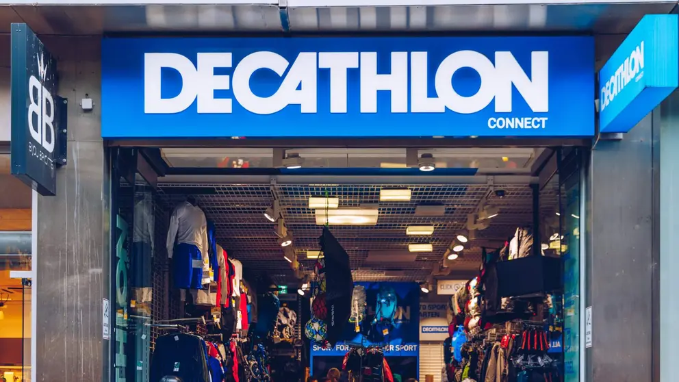 Puerta de una tienda de Decathlon