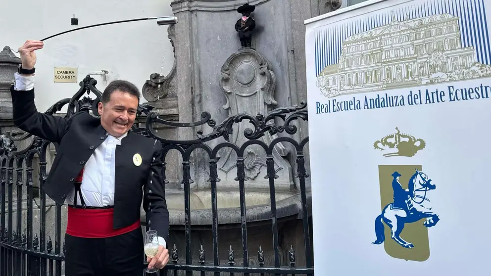 Jes&uacute;s Rubiales venenciando frente al Manneken Pis