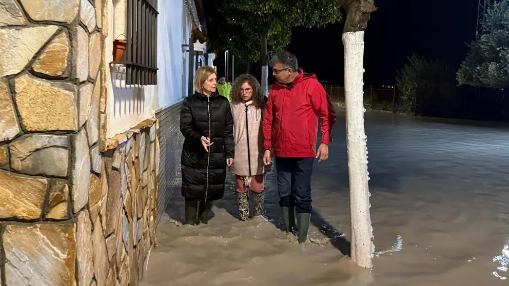 Mar&iacute;a Jos&eacute; Garc&iacute;a-Pelayo visita las calles inundadas en Nueva Jarilla