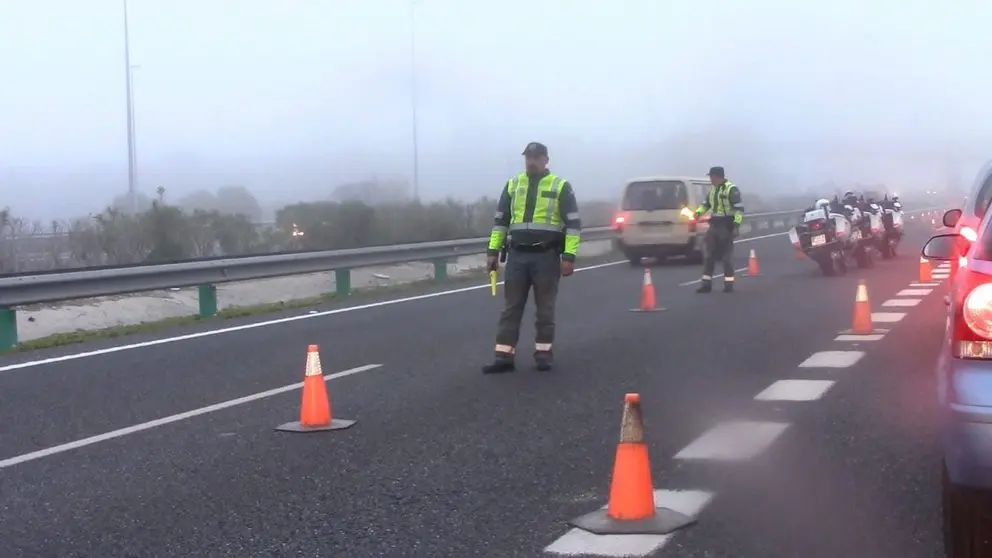 Agentes de la Guardia Civil en la AP-4