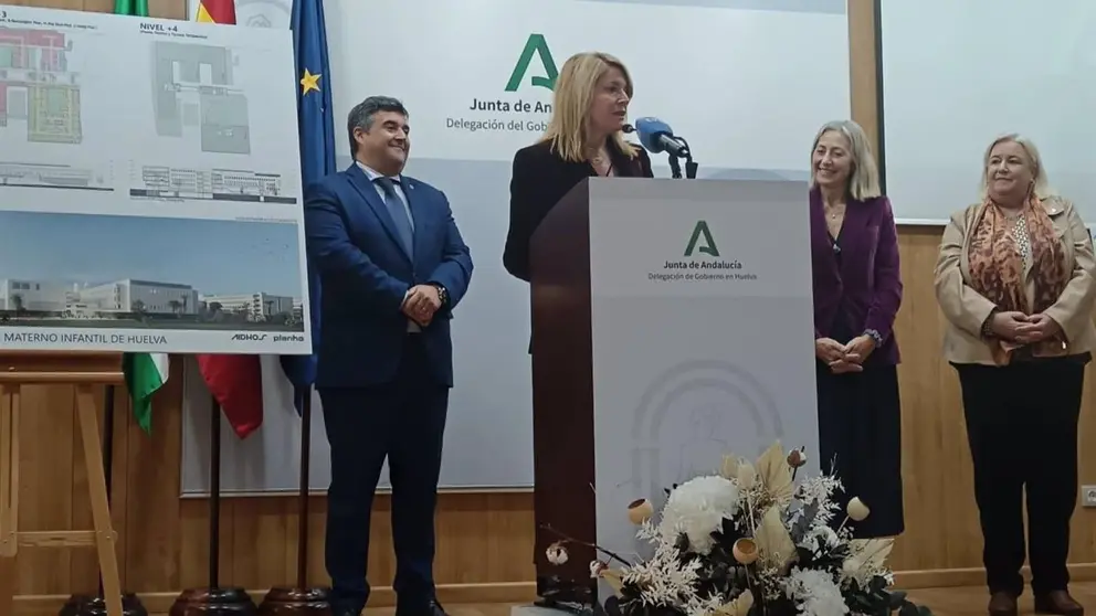 Pilar Miranda, durante la presentaci&oacute;n del proyecto de Hospital Materno Infantil en Huelva