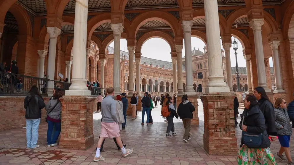Turistas en la plaza de Espa&ntilde;a de Sevilla (1)