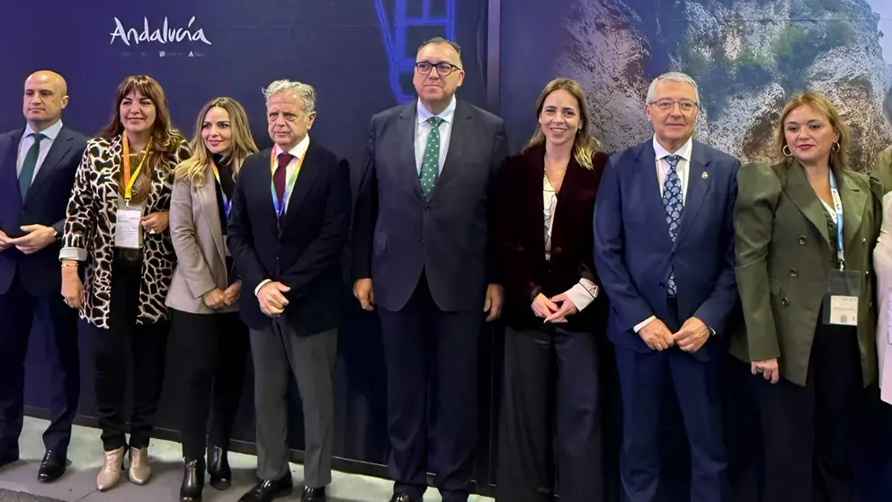 Almudena Martinez con el consejero de Turismo en la ITB