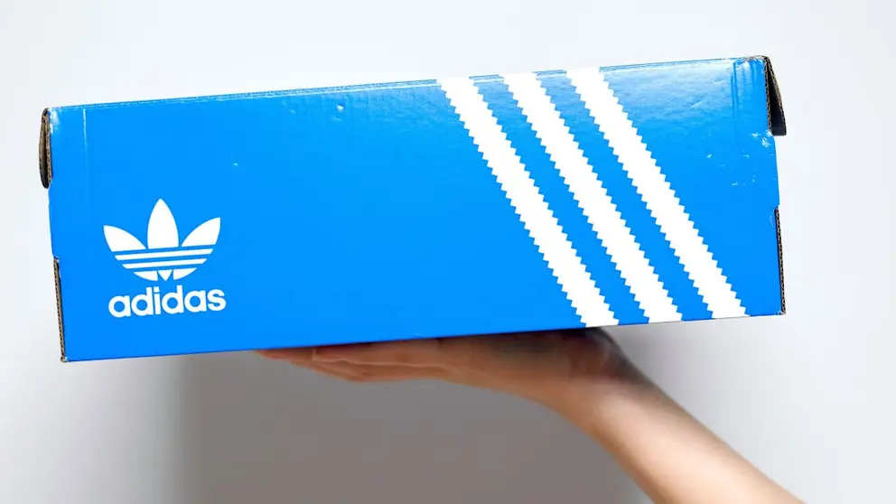 Caja de zapatillas Adidas