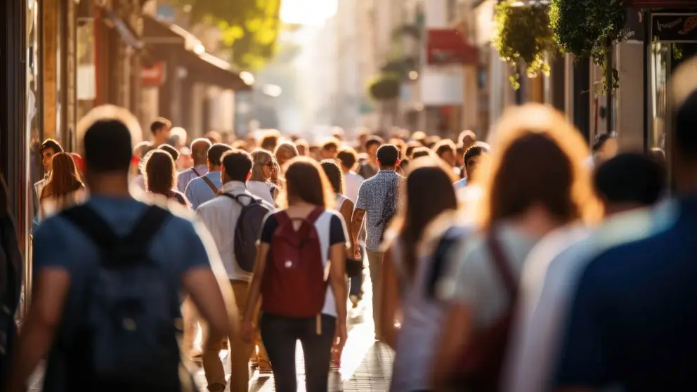 Multitud de personas caminando