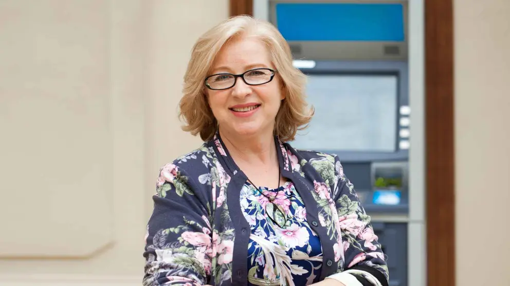 Una pensionista acude al banco para retirar su pensi&oacute;n