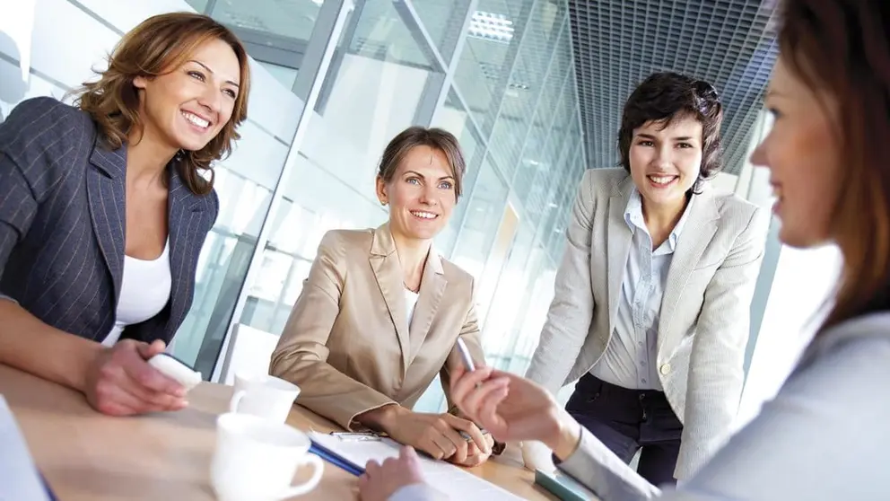 Mujeres, trabajando en una oficina de Andaluc&iacute;a
