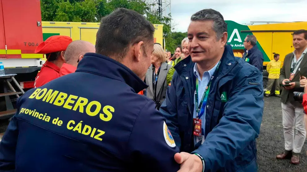 Antonio Sanz saludando a un bombero