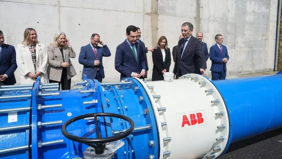 Juanma Moreno, durante su visita a San Roque