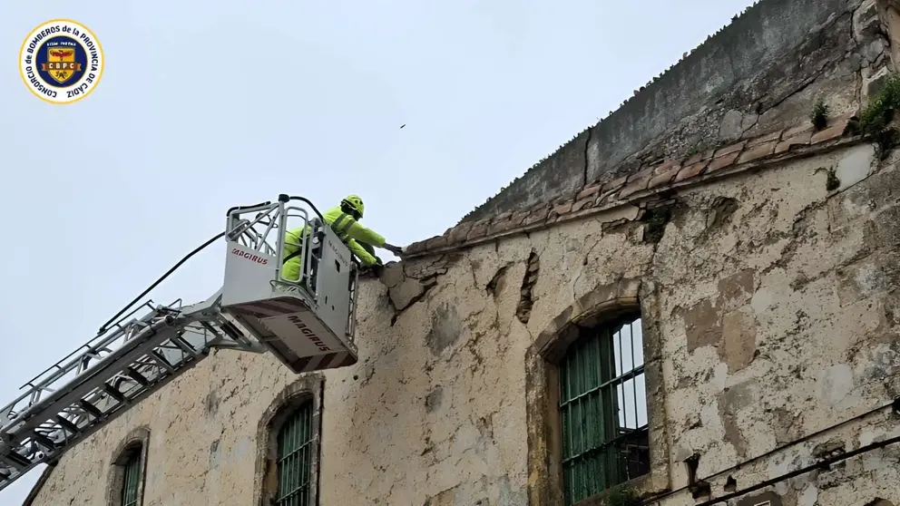 Bomberos actuando por la ca&iacute;da de una cornisa en Jerez