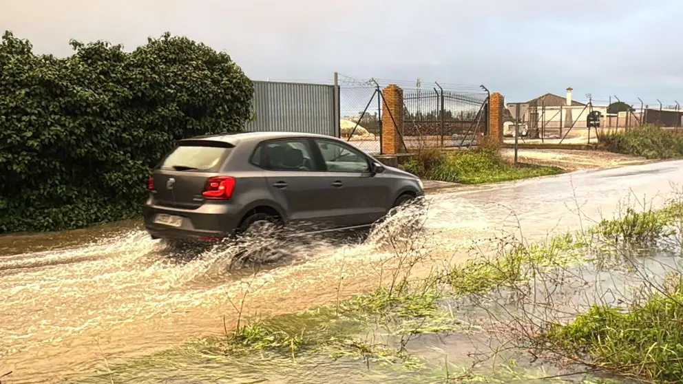 Un coche circulando en Jerez bajo la lluvia